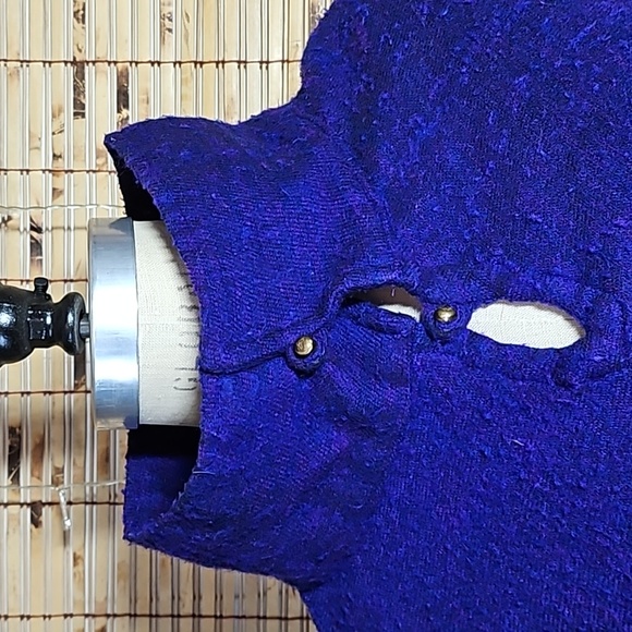 Beautiful Textured Purple Cape with Two Buttons 100% Wool Zig Zag from Nepal - Picture 4 of 9